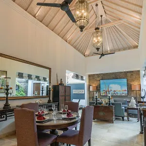 Villa Mosan House: Art-filled Gem Near & Square
